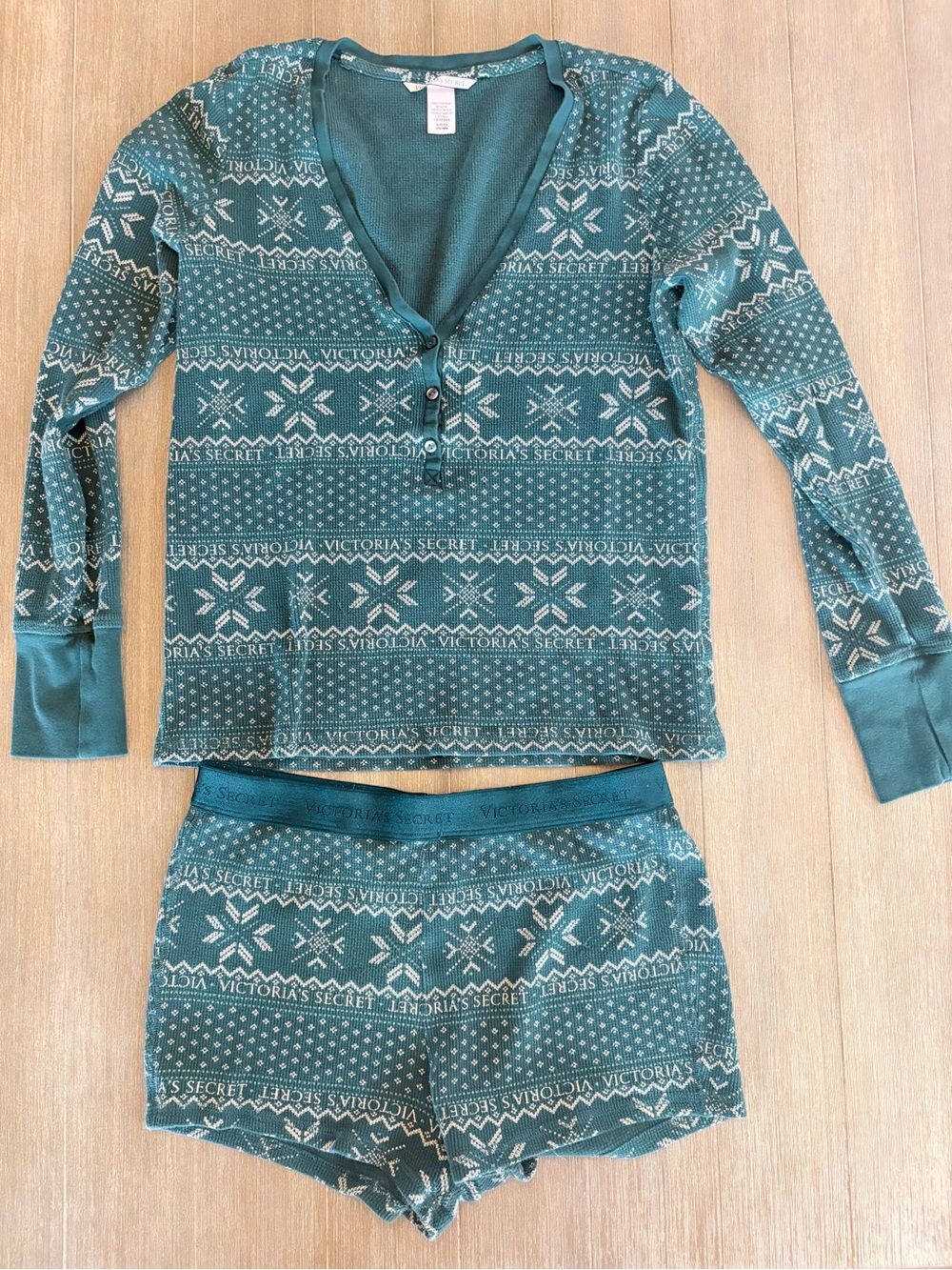 🎄Victoria's Secret Green Fair Isle Two-Piece Pajama Set🎄